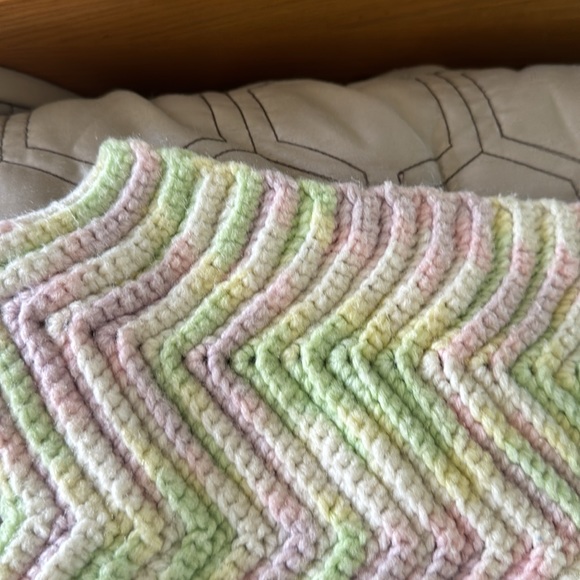 Adorable handmade crib blanket or lap blanket - Picture 5 of 6